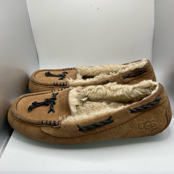 Women’s UGG Moccasins Size 9 - Picture 2 of 10